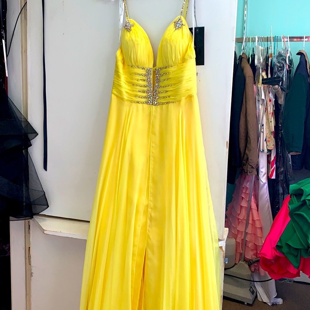 Gorgeous yellow dress can be worn for pageant, Prom and any special occasion.